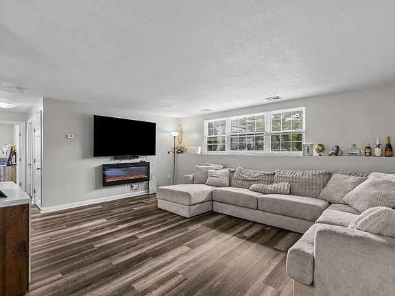 4th image of 103 Oak Ln APT 4