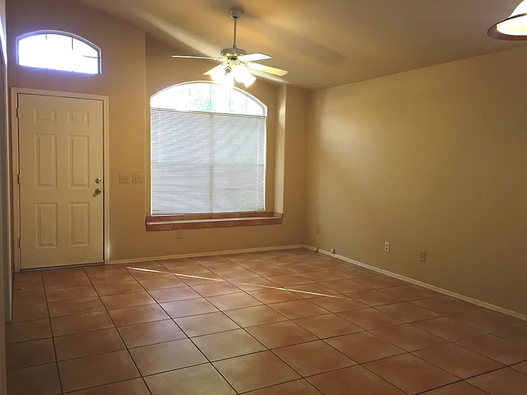 741 W Hackamore St — Photo 2