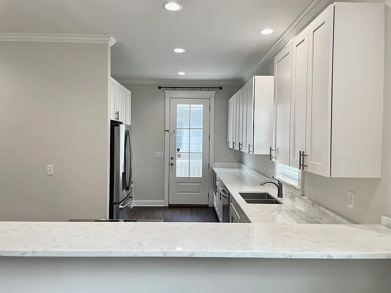 1011 Selma St — Photo 7