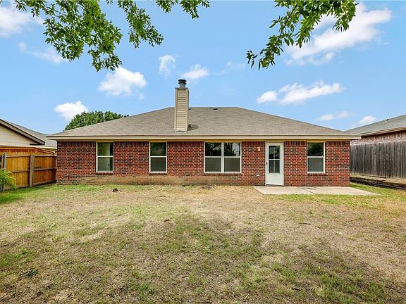 4th image of 3920 Periwinkle Dr