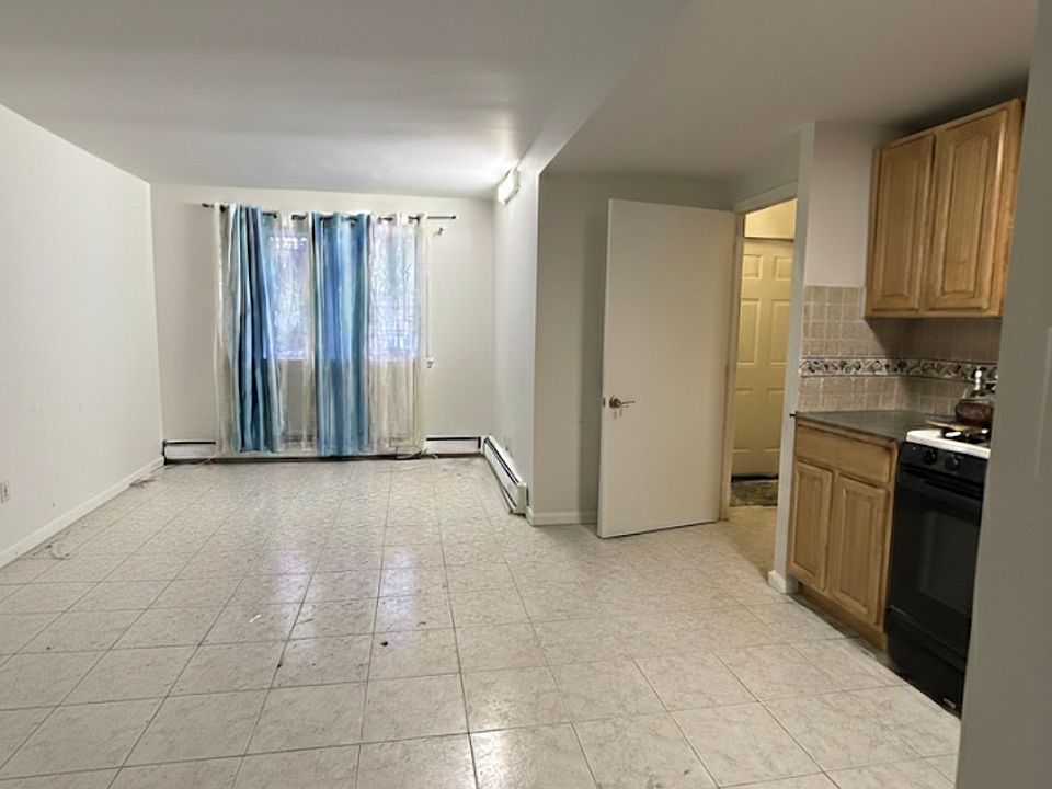 1st image of 2132 Aqueduct Ave E Floor 1