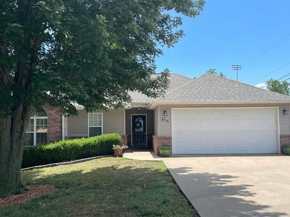 614 W 6th St, Grove, OK 74344