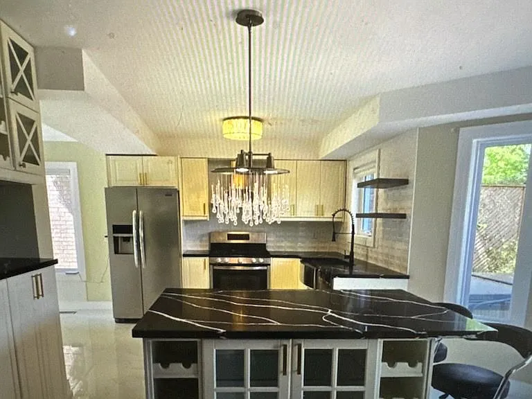 176 Humberland Dr — Photo 1