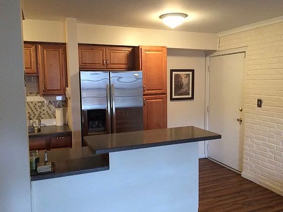5th image of 930 Margarite Dr APT D
