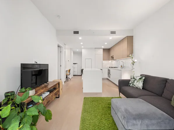 2186 Gilmore Ave N #1301, Burnaby, BC V5C 1V4