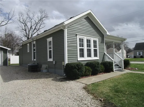 414 Maple St, Pana, IL 62557