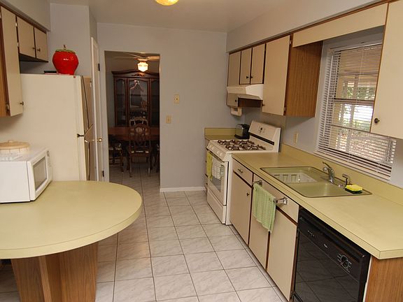 2nd image of 1453 Canterbury Cir