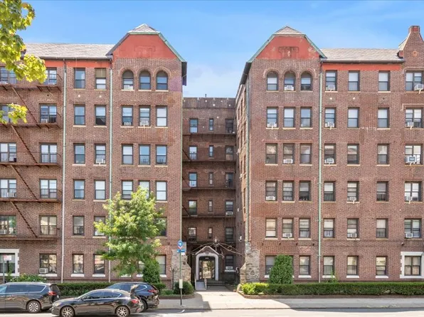 402 Bayridge Parkway image 1 of 9