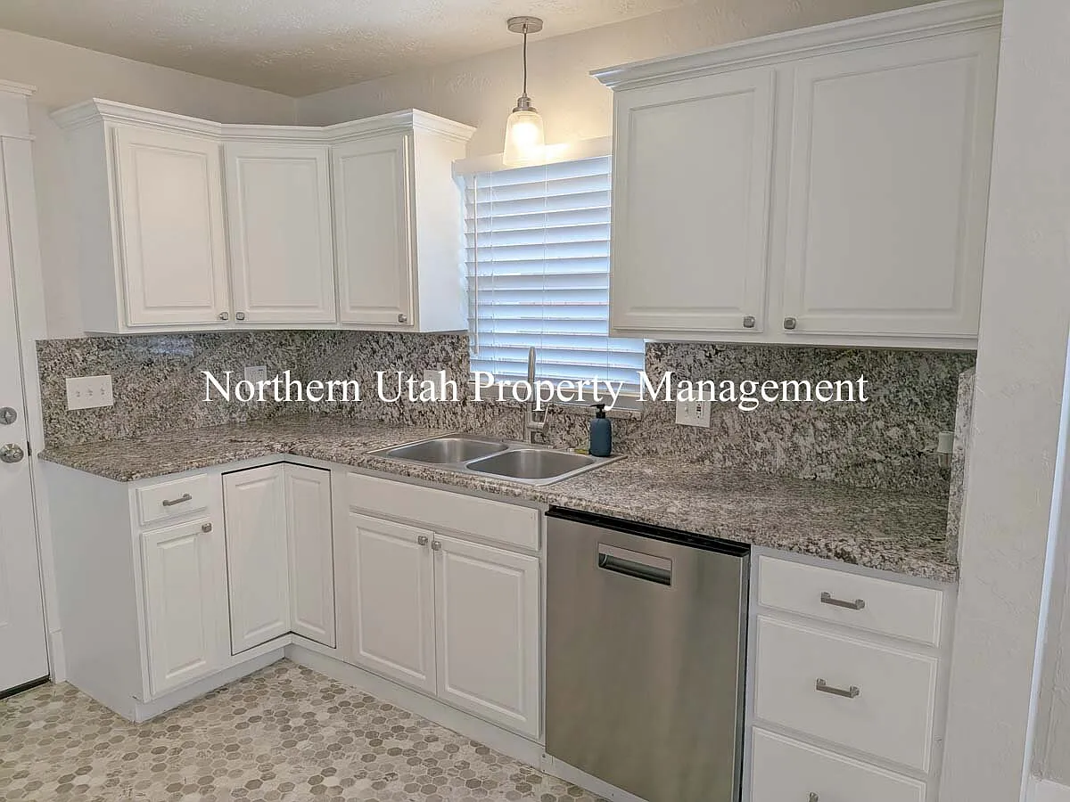 3 bed, 3.0 bath, 1664 sqft, $2,300 — Photo 4