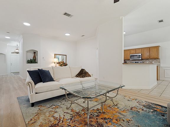 4th image of 2014 Country Brook Dr
