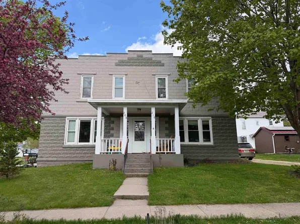 210 Park Ave, Strawberry Point, IA 52076