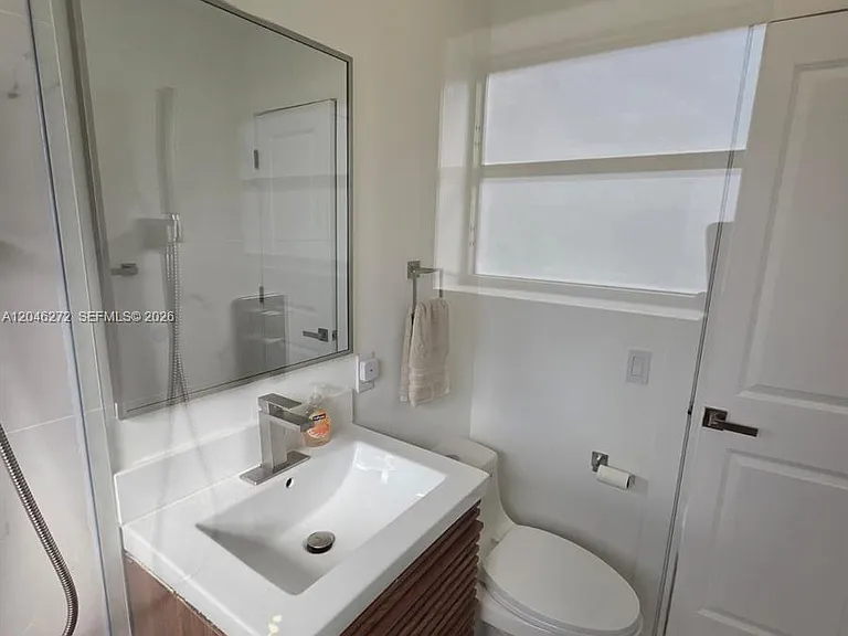 305 SE Airoso Blvd — Photo 32