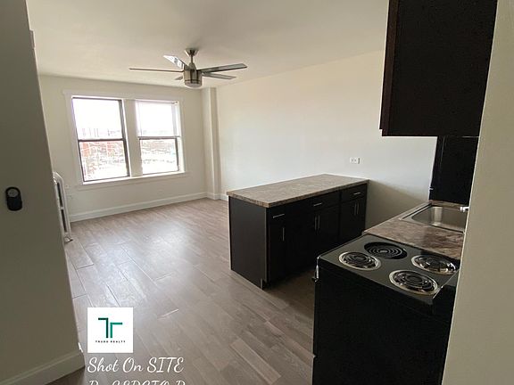 2nd image of 3933 N Clarendon Ave APT 603