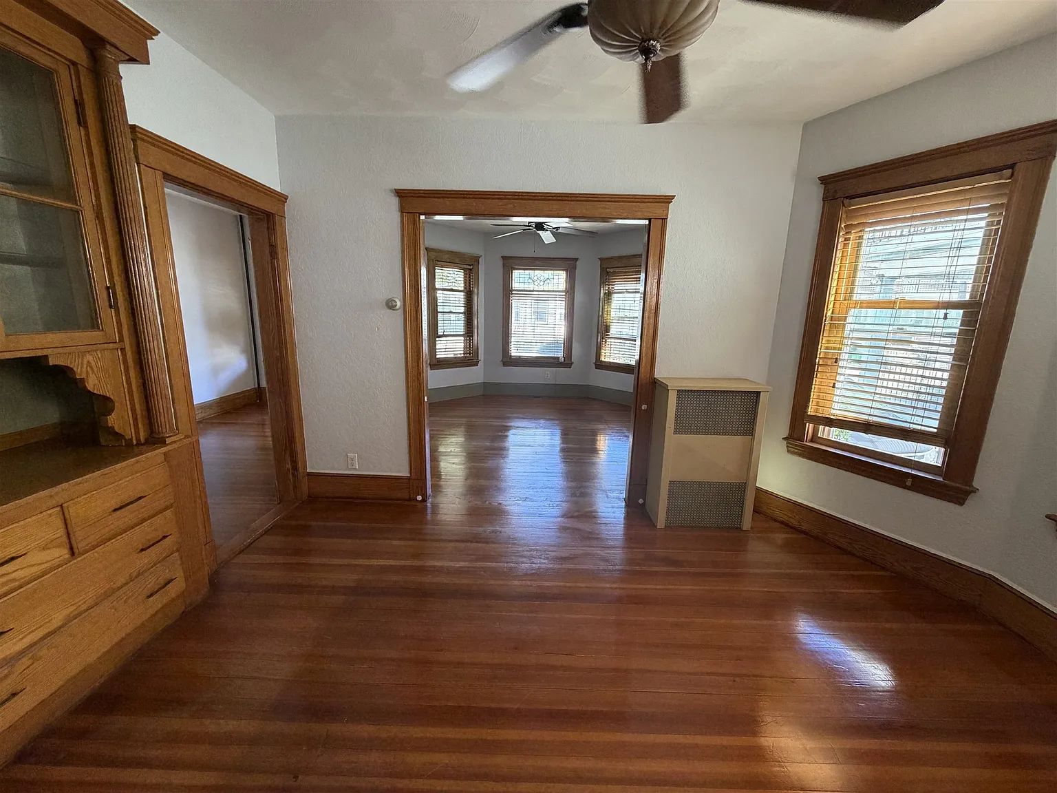 2 bed, 916 sqft, $3,000 — Photo 2