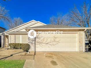 101 Crystalwood Dr, Mesquite, TX 75149