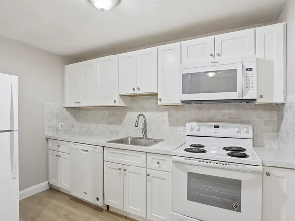 11 Davis Rd APT B8, Acton, MA 01720