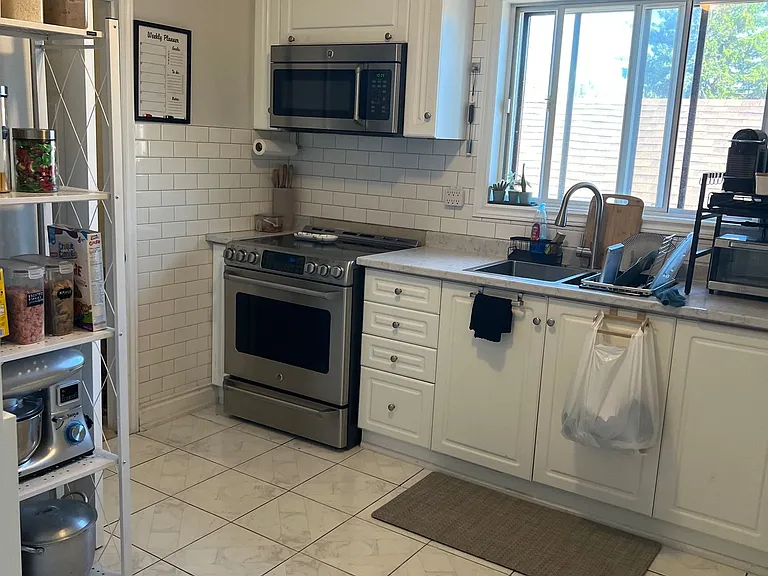 376 Blackthorn Ave #UPPER — Photo 5
