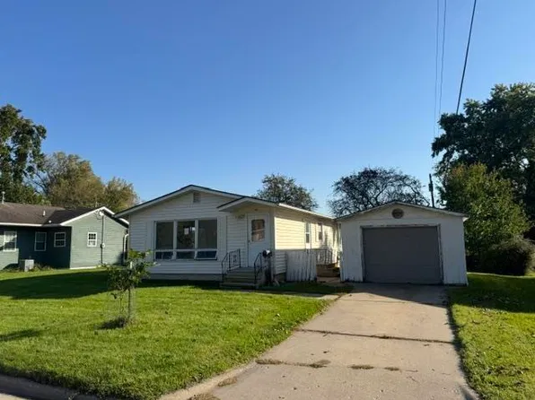 805 Decorah Ave, Decorah, IA 52101