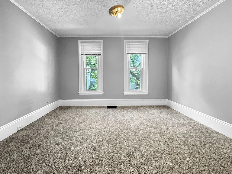 301 Spencer St NE — Photo 6