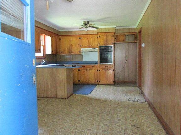 3rd image of 824 Bramble Ln