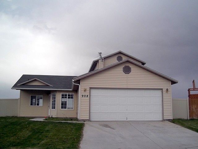 1st image of 908 Pikes Peak St