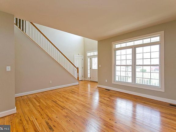 3rd image of 105 Trent Ct