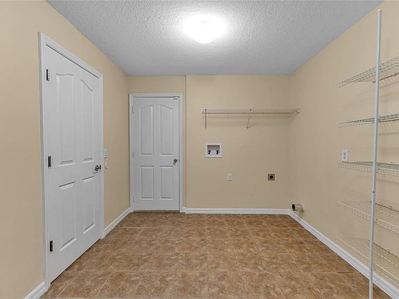 5th image of 704 Toulon Dr