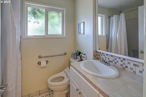 4th image of 2060 Canemah St