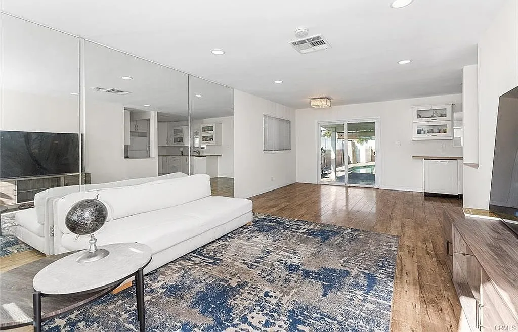 3 bed, 1014 sqft, $3,700 — Photo 3