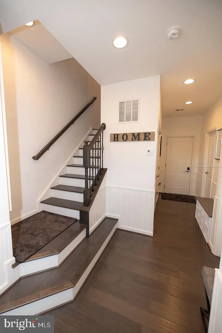 4 bed, 4.5 bath, 2590 sqft, $4,800 — Photo 4