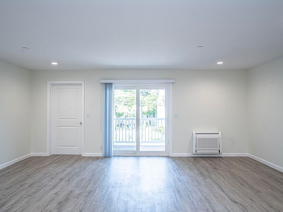 1st image of 984 Sharon St #304