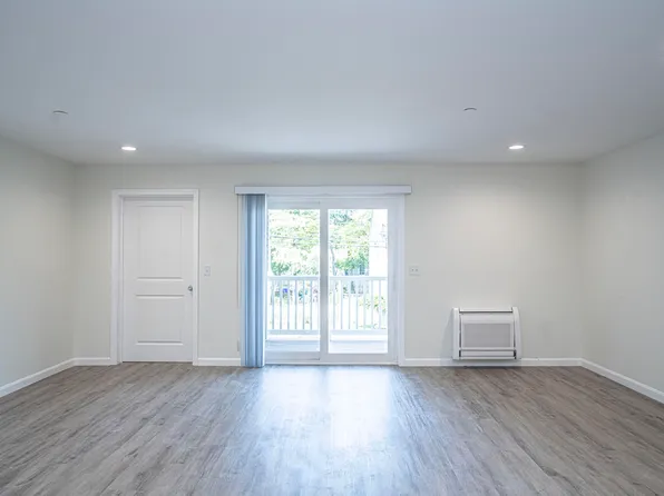 984 Sharon St #304, New Bedford, MA 02745