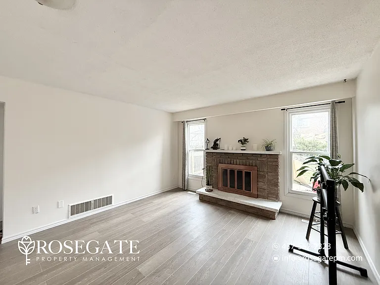 114 Centre St N #B — Photo 11
