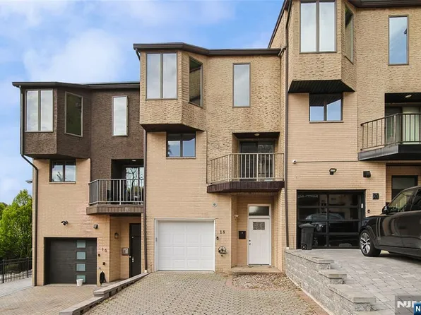 18 Veterans Way, Edgewater, NJ 07020