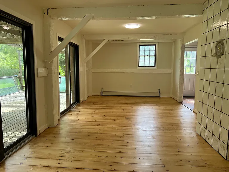 121 E Hook Cross Rd — Photo 2