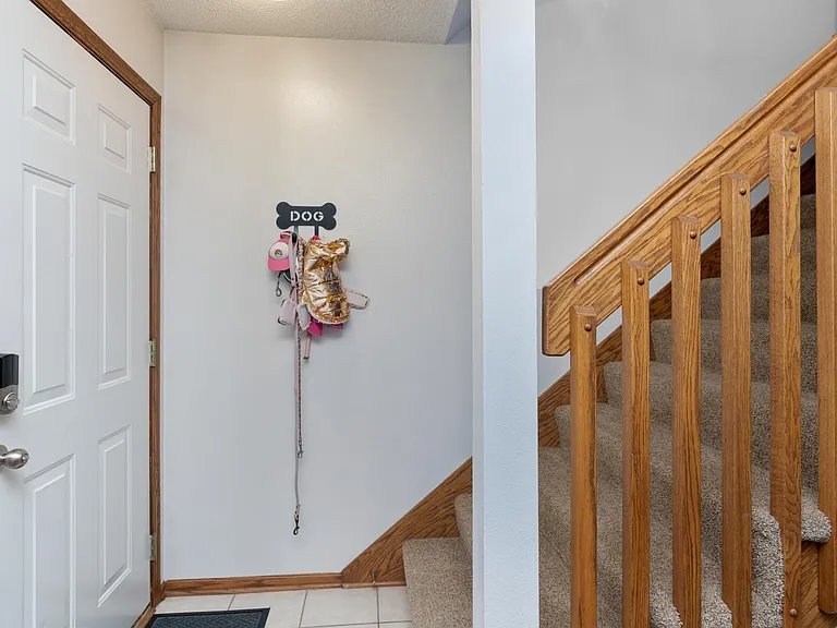 607 SE Tower Ct — Photo 5