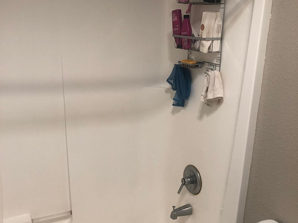 Bathroom tub/shower