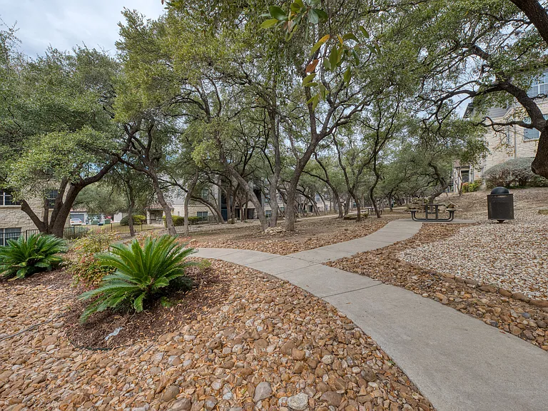 Laurel Canyon Apartments — Photo 27
