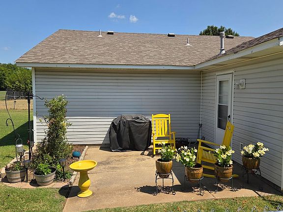 4th image of 1821 Lexington Rd