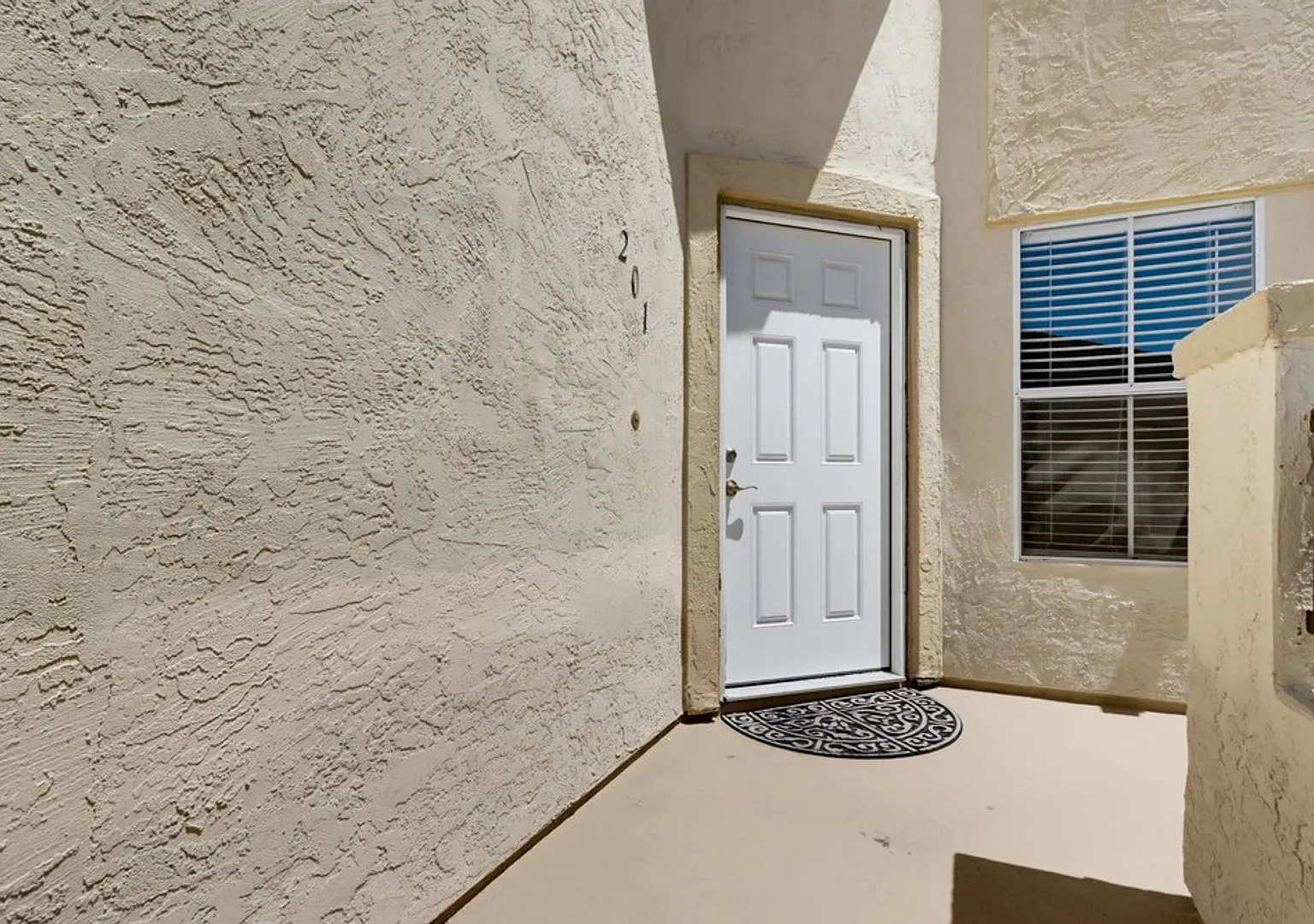 Spacious 2BR/2BA Eastlake Condo with Pool, Gym & Lake Access — Photo 4
