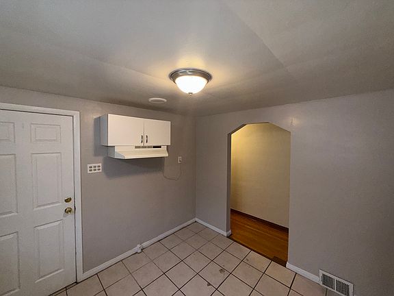 3rd image of 542 27th St #2