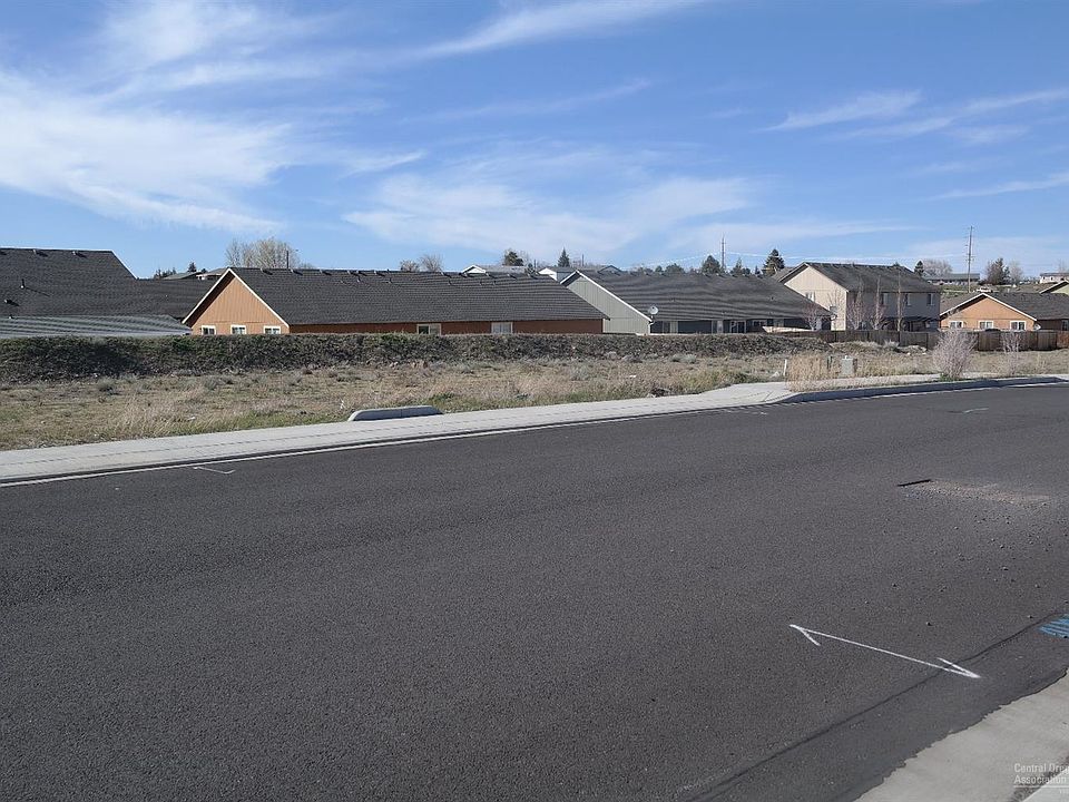 2nd image of 942 SE Maliah Ave