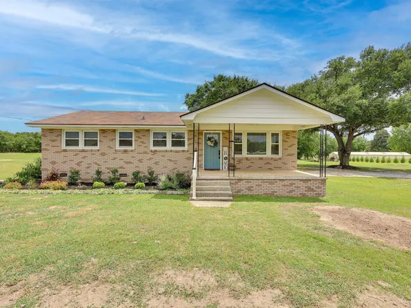 112 Community Dr, Lexington, SC 29073