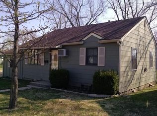 1219 N Sycamore St, Iola, KS 66749