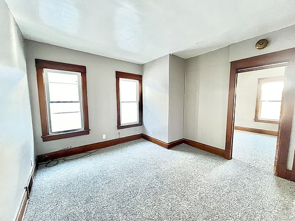 2nd image of 145 Southside Fam Cres #4