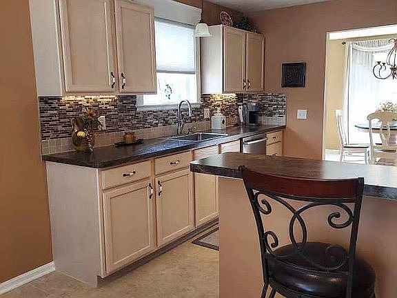 Breakfast bar in kitchen