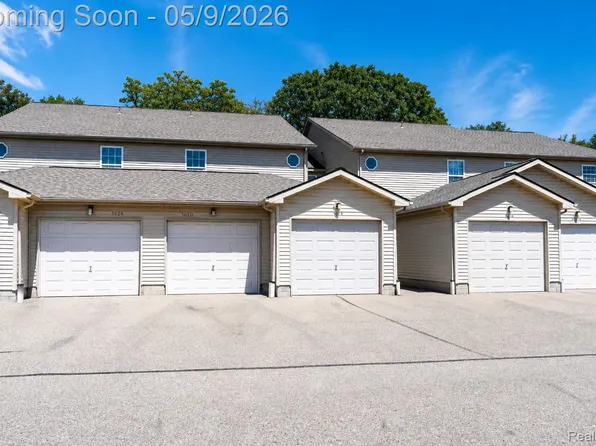 5018 Harbor Oak Dr, Waterford, MI 48329