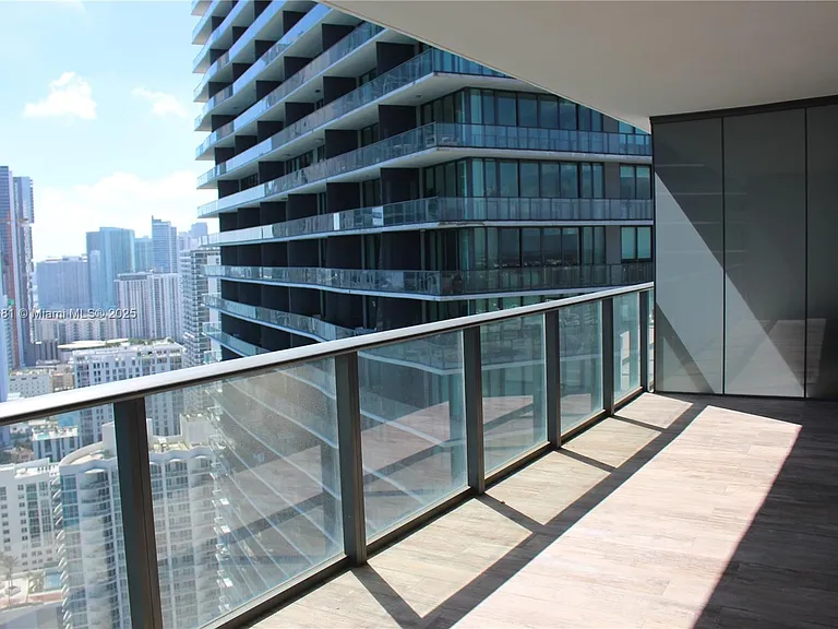 650 NE 32nd St #3703 — Photo 9