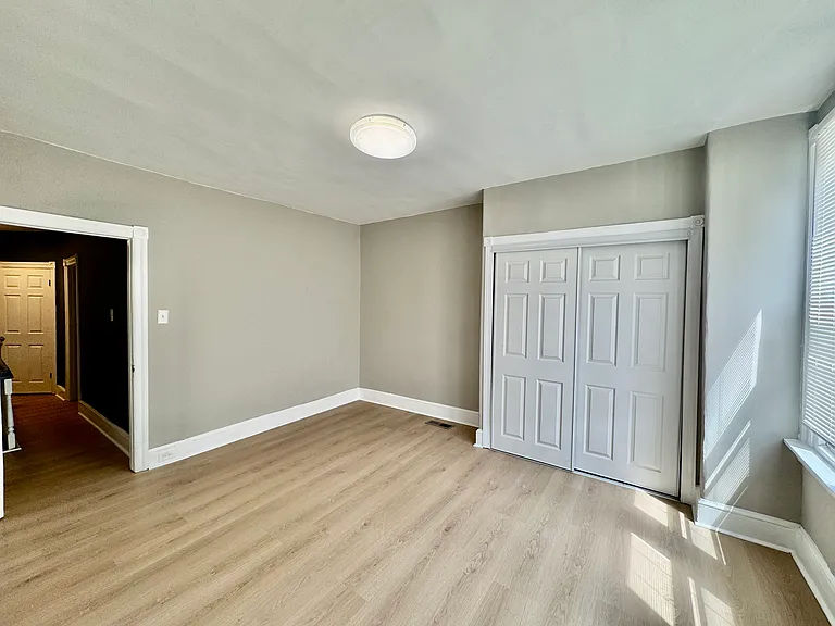 2528 S American St — Photo 9