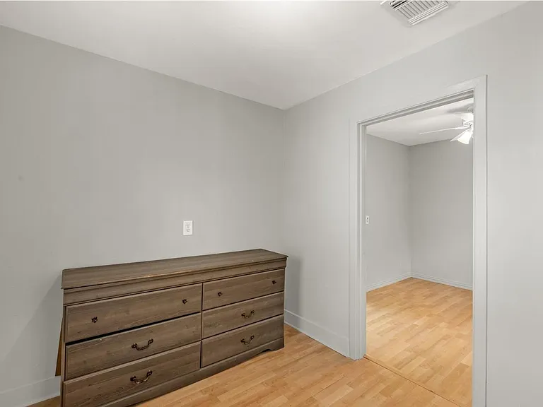 2415 Columbia St — Photo 23